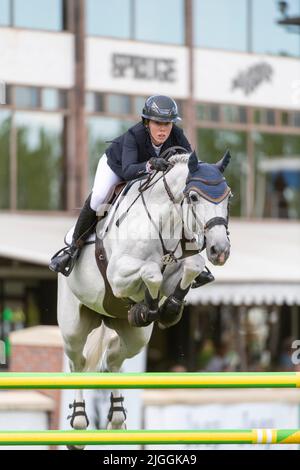 Calgary, Alberta, Kanada, 2022-07-09, Uma O’Neill (NZL) fährt im Uhrzeigersinn von Greenville Z, Spruce Meadows International Showjumping, Queen Elizabeth Stockfoto