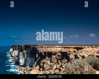 Die Nullabor Plain, die am Rande Australiens liegt, endet abrupt in hohen Klippen über der Great Australian Bight und dem Südlichen Ozean in Südaustralien. Stockfoto