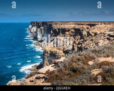 Die Nullabor Plain, die am Rande Australiens liegt, endet abrupt in hohen Klippen über der Great Australian Bight und dem Südlichen Ozean in Südaustralien. Stockfoto