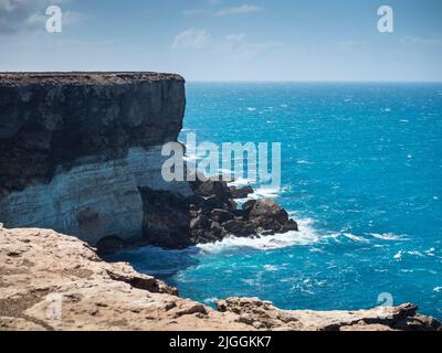 Die Nullabor Plain, die am Rande Australiens liegt, endet abrupt in hohen Klippen über der Great Australian Bight und dem Südlichen Ozean in Südaustralien. Stockfoto