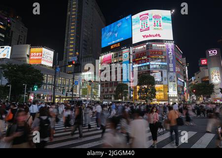 Tokio, Japan. 30.. Juni 2022. Fußgänger laufen über Shibuya Crossing im Zentrum von Tokio. Am 30. Juni 2022 kündigte der japanische Gesundheits-, Arbeits- und Sozialminister Shigeyuki Goto die überarbeitete Position der Regierung zum Maskentragen an: „Selbst wenn Sie draußen an anderen Menschen vorbeikommen, wie zum Beispiel beim Gehen zur Arbeit, ist es nicht notwendig, eine Gesichtsmaske zu tragen, solange wenig oder gar keine Gespräche geführt werden.“ Grundsätzlich heißt es, dass das Tragen einer Gesichtsmaske draußen nicht mehr empfohlen wird. (Foto: Stanislav Kogiku/SOPA Images/Sipa USA) Quelle: SIPA USA/Alamy Live News Stockfoto