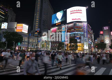 Tokio, Japan. 30.. Juni 2022. Fußgänger laufen über Shibuya Crossing im Zentrum von Tokio. Am 30. Juni 2022 kündigte der japanische Gesundheits-, Arbeits- und Sozialminister Shigeyuki Goto die überarbeitete Position der Regierung zum Maskentragen an: „Selbst wenn Sie draußen an anderen Menschen vorbeikommen, wie zum Beispiel beim Gehen zur Arbeit, ist es nicht notwendig, eine Gesichtsmaske zu tragen, solange wenig oder gar keine Gespräche geführt werden.“ Grundsätzlich heißt es, dass das Tragen einer Gesichtsmaske draußen nicht mehr empfohlen wird. (Foto: Stanislav Kogiku/SOPA Images/Sipa USA) Quelle: SIPA USA/Alamy Live News Stockfoto