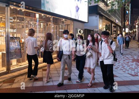 Tokio, Japan. 30.. Juni 2022. Eine Gruppe von Fußgängern mit Gesichtsmasken geht die Straße in der Nähe der Shibuya-Station entlang. Am 30. Juni 2022 kündigte der japanische Gesundheits-, Arbeits- und Sozialminister Shigeyuki Goto die überarbeitete Position der Regierung zum Maskentragen an: „Selbst wenn Sie draußen an anderen Menschen vorbeikommen, wie zum Beispiel beim Gehen zur Arbeit, ist es nicht notwendig, eine Gesichtsmaske zu tragen, solange wenig oder gar keine Gespräche geführt werden.“ Grundsätzlich heißt es, dass das Tragen einer Gesichtsmaske draußen nicht mehr empfohlen wird. (Foto: Stanislav Kogiku/SOPA Images/Sipa USA) Quelle: SIPA USA/Alamy Live News Stockfoto