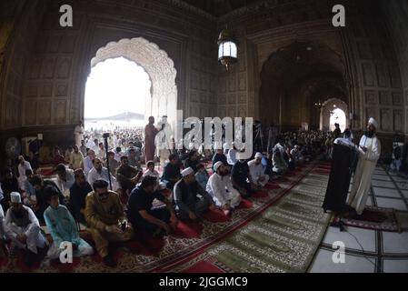 10. Juli 2022, Lahore, Punjab, Pakistan: Pakistanische Muslime halten Eid al-Adha-Gebete in der historischen Badshahi-Moschee in Lahore ab. Muslime feiern Eid al-Adha oder Opferfest, den zweiten von zwei islamischen Feiertagen, die weltweit gefeiert werden, um das Ende der jährlichen Pilgerfahrt oder Hadsch in die heilige Stadt Saudi-Arabien von Mekka zu markieren und die Bereitschaft des Propheten Ibrahim, Abraham, Christen und Juden, seinen Sohn zu opfern, zu gedenken. Während der Ferien, die an den meisten Orten vier Tage dauern, schlachten Muslime Schafe oder Rinder und verteilten einen Teil des Fleisches an die Armen. (Bild: © Rana Sajid Huss Stockfoto