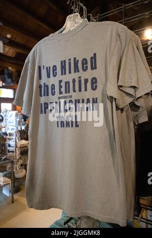 T-Shirt mit der Aufschrift „I'VE WANDERTE DIE GESAMTE Breite des APPALACHIAN TRAIL“ bei Mountain Crossings auf dem Appalachian Trail in Nordgeorgien. (USA) Stockfoto