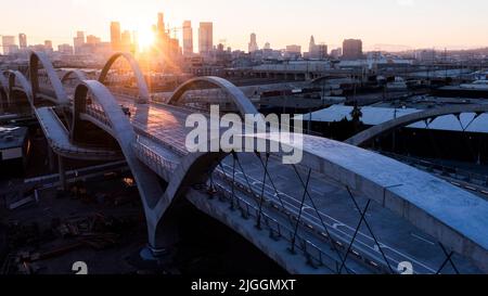 Auf der 6. Street Bridge, die durch Downtown Los Angeles, Kalifornien, USA führt, fällt die Dämmerung. Stockfoto