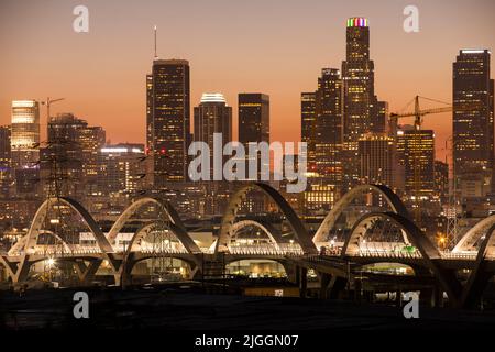 Auf der 6. Street Bridge, die durch Downtown Los Angeles, Kalifornien, USA führt, fällt die Dämmerung. Stockfoto