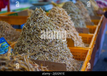 Ein großer Haufen getrockneter Fische auf einem Marktstand auf dem Frischmarkt von Kuala Lumpur. Trockener, knuspriger, kleiner Fisch, der in der Regel Bestandteil der malaysischen Famo ist Stockfoto