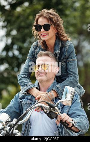 Progressive reifes Paar mit aktiven Ruhestand, sie fahren Motorrad in der Stadt Stockfoto
