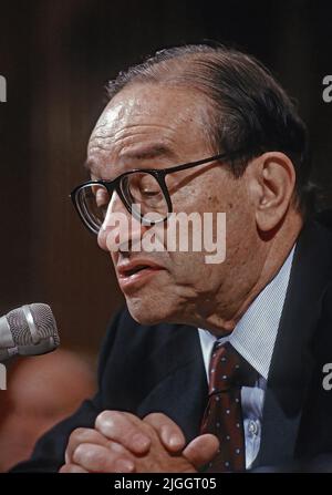 WASHINGTON DC - 20. JULI 1989 der Vorsitzende der US-Notenbank, Alan Greenspan, bezeugt vor dem Haus Bank-, Finanz-, Und dem Unterausschuss für Innenpolitik für städtische Angelegenheiten, in dem er sagte, dass die Federal Reserve ihren Schwerpunkt von der Inflationsbekämpfung verlagert habe, um eine Rezession zu vermeiden, indem sie die Zinssätze weiter nach unten drückt. Kredit: Mark Reinstein / MediaPunch Stockfoto