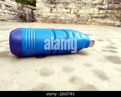 Blaue Wasserflasche auf der BET Road Stockfoto