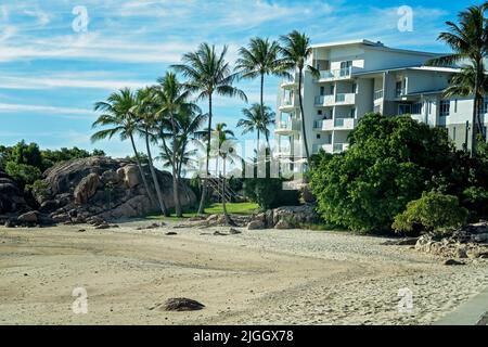 Ein modernes Hotel für Touristen an der Küste von Bowen, Queensland, Australien. Stockfoto