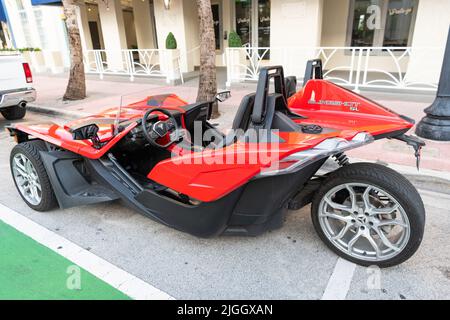 Miami Beach, Florida USA - 15. April 2021: Rote polaris-Schleuder, Seitenansicht. Stockfoto