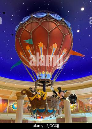 Mickey und Pluto in einer Heißluftballon-Statue im Disneyland Paris Stockfoto