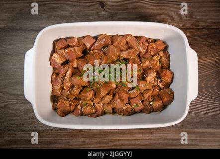 Rezept Zubereitung Schweinefleisch mit Honig für bbq Kebab in einer Schüssel Stockfoto