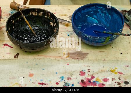 Herstellung von Farben aus Kräutern und Mineralien zum Färben von mittelalterlichen Retro-Stoffen und Vintage-Kleidung. Rekonstruktion der Ereignisse des Mittelalters in Euro Stockfoto