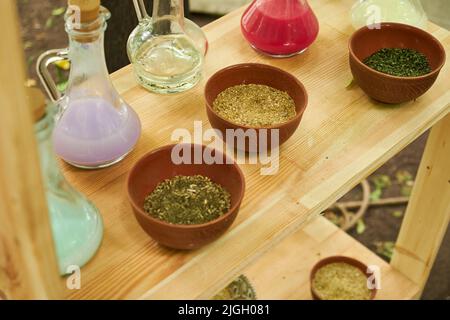 Herstellung von Farben aus Kräutern und Mineralien zum Färben von mittelalterlichen Retro-Stoffen und Vintage-Kleidung. Rekonstruktion der Ereignisse des Mittelalters in Euro Stockfoto