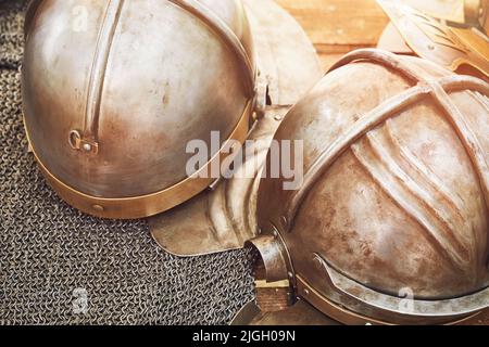 Alte römische vintage Soldaten Helm, Rüstung, um den Kopf in der Schlacht zu schützen. Rekonstruktion militärischer Ereignisse während der Kriege des Römischen Reiches Stockfoto