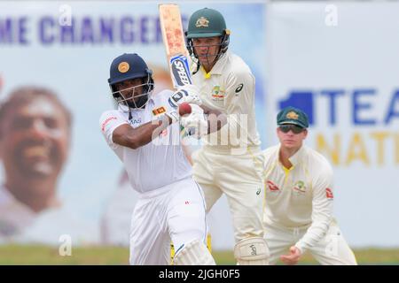 Galle, Sri Lanka. 11.. Juli 2022. Ramesh Mendis aus Sri Lanka spielt eine Chance, während Australiens Wicketkeeper Alex Carey (C) am 11.. Juli 2022 im Galle International Cricket Stadium in Galle beim 4.-tägigen Test-Cricket-Spiel 2. zwischen Sri Lanka und Australien zuschaut. Viraj Kothalwala/Alamy Live News Stockfoto