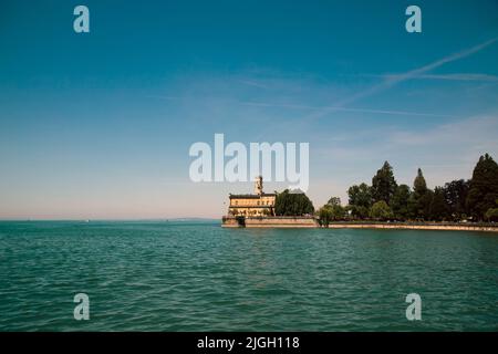 Am See Blick auf Schloss Montfort in Langenargen am Bodensee, Baden-Württemberg, Deutschland. Stockfoto