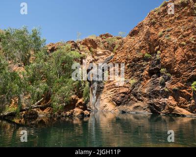 Kleiner Wasserfall in der Trockenzeit und Tauchbecken im Harrys Hole in den Carr Boyd Ranges, East Kimberley Stockfoto