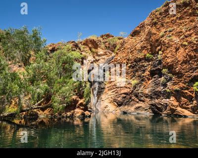 Kleiner Wasserfall in der Trockenzeit und Tauchbecken im Harrys Hole in den Carr Boyd Ranges, East Kimberley Stockfoto