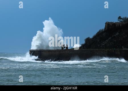 Wellen brechen auf der Neuen Promenade von San Sebastian während eines Sturms, Spanien Stockfoto