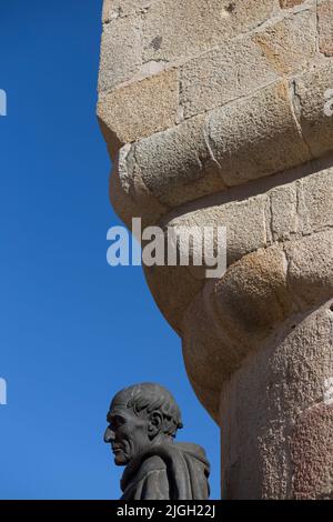 Statue von San Pedro de Alcantara, Caceres, Spanien. Enrique P. Comendador Selbstbildhauer, 1954 Stockfoto