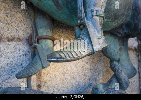 Füße im Steigbügel von Saint George. Bronzeskulptur in Caceres, Spanien Stockfoto