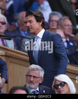 Wimbledon, Großbritannien. 09.. Juli 2022. Schauspieler Tom Cruise setzt sich ein. Wimbledon Day Thirteen, Ladies Final Day, Wimbledon, London, Großbritannien, Am 9. Juli 2022. Kredit: Paul Marriott/Alamy Live Nachrichten Stockfoto