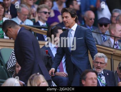 Wimbledon, Großbritannien. 09.. Juli 2022. Schauspieler Tom Cruise setzt sich ein. Wimbledon Day Thirteen, Ladies Final Day, Wimbledon, London, Großbritannien, Am 9. Juli 2022. Kredit: Paul Marriott/Alamy Live Nachrichten Stockfoto