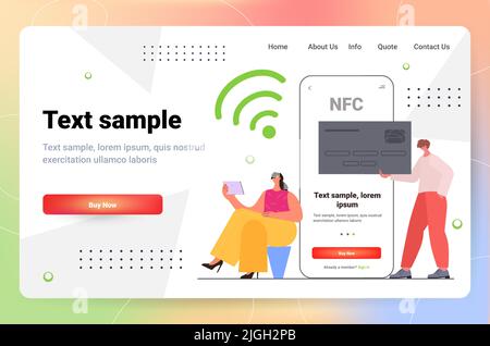 Menschen, die mit Bezahlmaschine und Mobiltelefon mit Kreditkarte auf Smartphones kontaktlose Zahlung NFC-Transaktion Stock Vektor