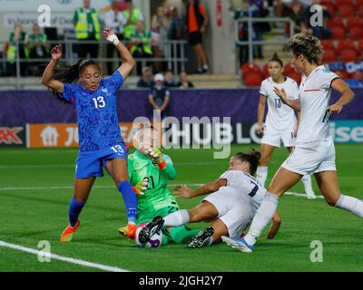 firo : 07/10/2022 Fußball, Fußball, UEFA womenâ'S EURO 2022, Frauen EM 2022 England, Europameisterschaft 2022, Frankreich - Italien gegen links Selma Bacha (13 Frankreich), Torhüterin Pauline Peyraud-Magnin (21 Frankreich), Flaminia Simonetti (7 Italien) und Valentina Giacinti (19 Italien) Stockfoto