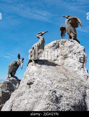 Skulptur von Kormoranen auf einem Promenadenfelsen, Morecambe, Lancashire, England Stockfoto