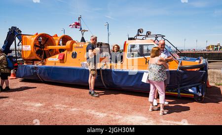 RNLI Morecambe (Morecambe Lifeboat) ist der Rettung von Menschenleben in der Morecambe Bay gewidmet. Dies ist das Hovercraft-Recue-Boot „The Hurley Flyer“. Stockfoto