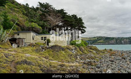 Boulder Bay, Christchurch, Canterbury, Aotearoa / Neuseeland - 19. März 2022: Stone End ist eines der ersten zwei baches, die in Boulder Bay gebaut werden Stockfoto