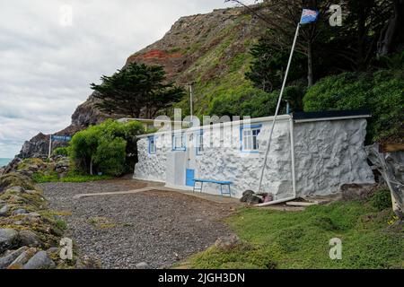 Boulder Bay, Christchurch, Canterbury, Aotearoa / Neuseeland - 19. März 2022: Rosy Morn ist einer der ersten zwei baches, die in Boulder Bay Be gebaut werden Stockfoto