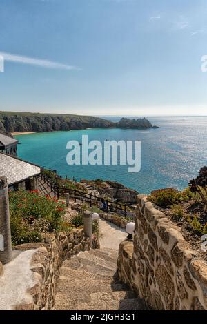 Porthcurno Strand Blick vom Minack Theater, Sie sehen Porthcurno Strand unten. Porthcurno ist einer der schönsten Strände in Cornwall. Stockfoto