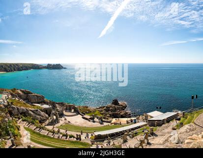 Porthcurno Beach mit Blick auf das Minack Theatre sehen Sie den Porthcurno Beach. Porthcurno ist einer der schönsten Strände in Cornwall. Stockfoto