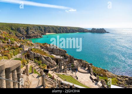 Das Minack Theatre, Porthcurno Beach mit Blick auf das Minack Theatre sehen Sie den Porthcurno Beach unten. Porthcurno ist einer der schönsten Strände in C Stockfoto