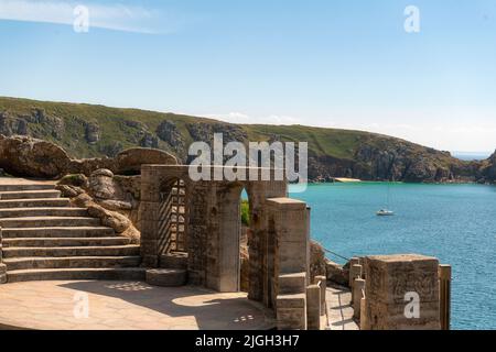 Porthcurno Beach mit Blick auf das Minack Theatre sehen Sie den Porthcurno Beach. Porthcurno ist einer der schönsten Strände in Cornwall. Stockfoto