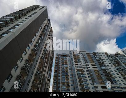 Neues Apartmentgebäude, vor dem Hintergrund des Himmels mit Wolken Stockfoto