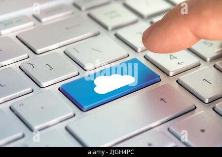 Cloud-Computing-Konzept auf Computertastatur. Finger und Knopf mit Cloud Stockfoto