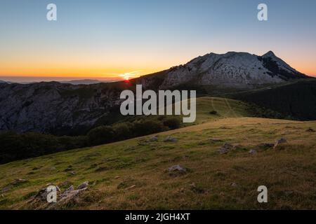 Sonnenaufgang vom Berg Urkiolamendi, Baskenland, Spanien Stockfoto