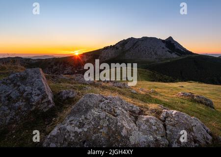 Sonnenaufgang vom Berg Urkiolamendi, Baskenland, Spanien Stockfoto