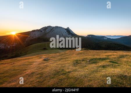 Sonnenaufgang vom Berg Urkiolamendi, Baskenland, Spanien Stockfoto