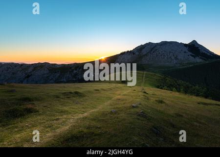 Sonnenaufgang vom Berg Urkiolamendi, Baskenland, Spanien Stockfoto