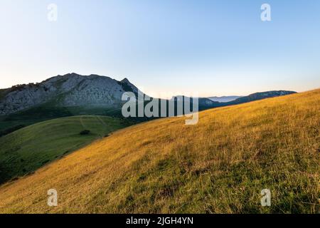 Sonnenaufgang vom Berg Urkiolamendi, Baskenland, Spanien Stockfoto