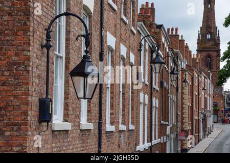 Chester, Großbritannien: 3. Jul 2022: Chester, Großbritannien: 3. Jul 2022: Eine allgemeine Szene der Watergate Street in Chester Stockfoto