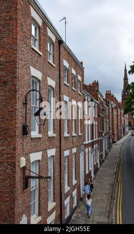 Chester, Großbritannien: 3. Jul 2022: Chester, Großbritannien: 3. Jul 2022: Eine allgemeine Szene der Watergate Street in Chester Stockfoto